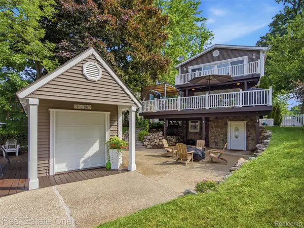 4011 Lotus Drive, Waterford, MI 48329