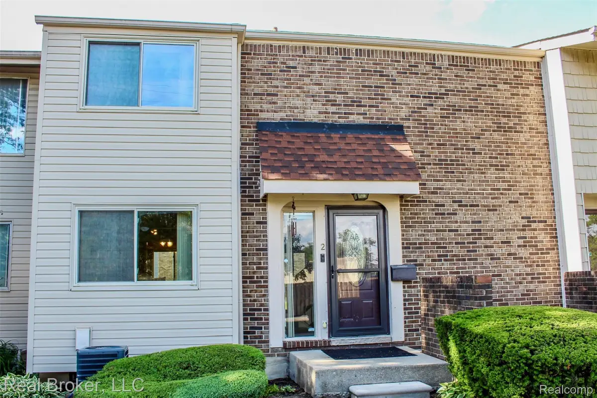 2 Woodbridge Towne Street, Southfield, MI 48075 - #1