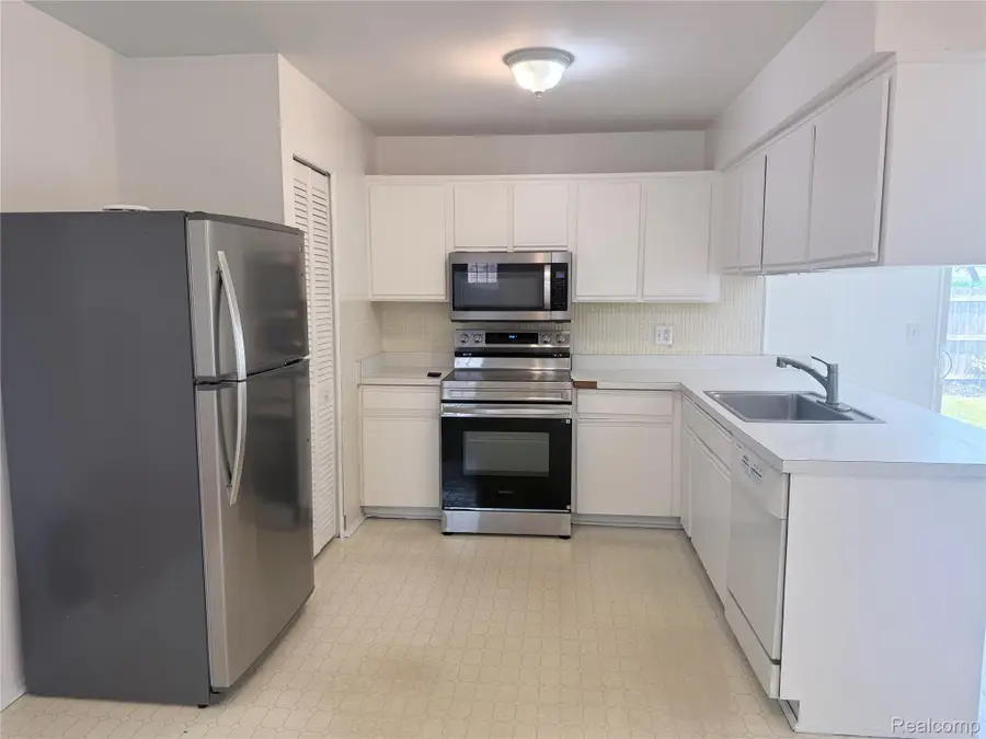 830 Sheffield Drive, Madison Heights, MI 48071 - #2