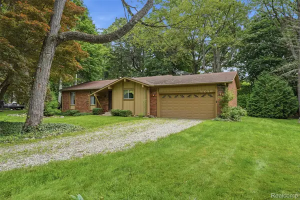 2742 Parkway Place, Hartland, MI 48353