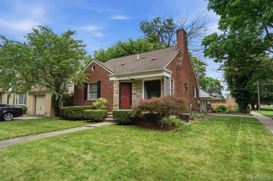 27704 California Drive Nw, Lathrup Village, MI 48076 - #2