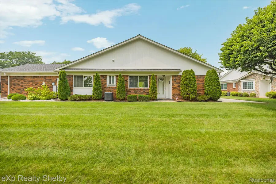 762 Country Club Drive, Saint Clair Shores, MI 48082 - #2