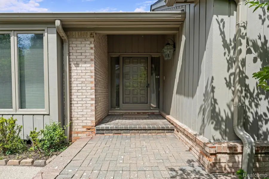 2225 Cameo Lake Court, West Bloomfield, MI 48302 - #2