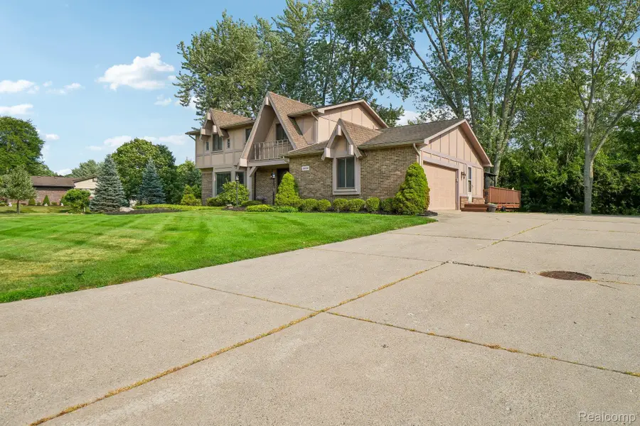 36339 Parklane Circle, Farmington Hills, MI 48335 - #2