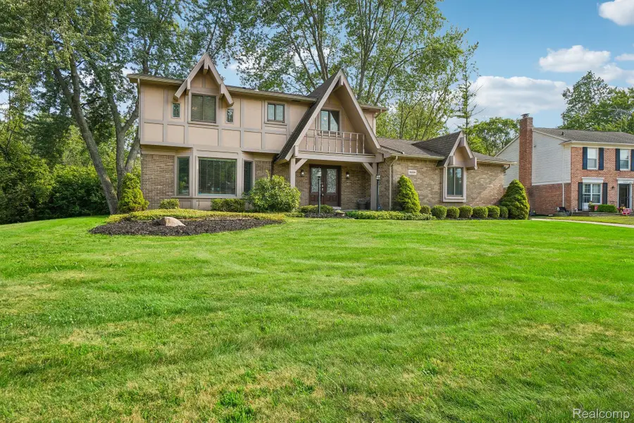 36339 Parklane Circle, Farmington Hills, MI 48335 - #3