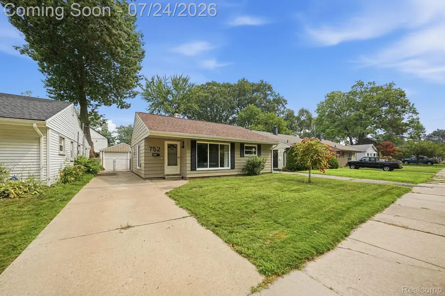 752 W Mapledale Avenue, Hazel Park, MI 48030 - #3