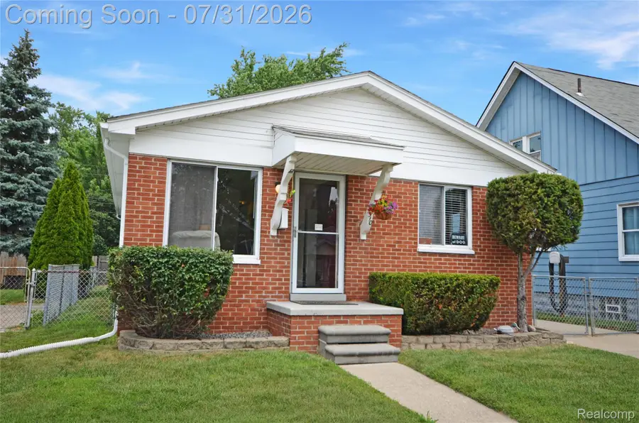 310 W Sonoma Avenue, Hazel Park, MI 48030 - #2