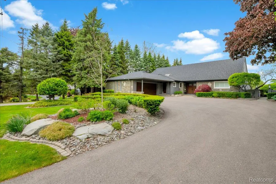 3816 W Maple Road, Bloomfield, MI 48301 - #2