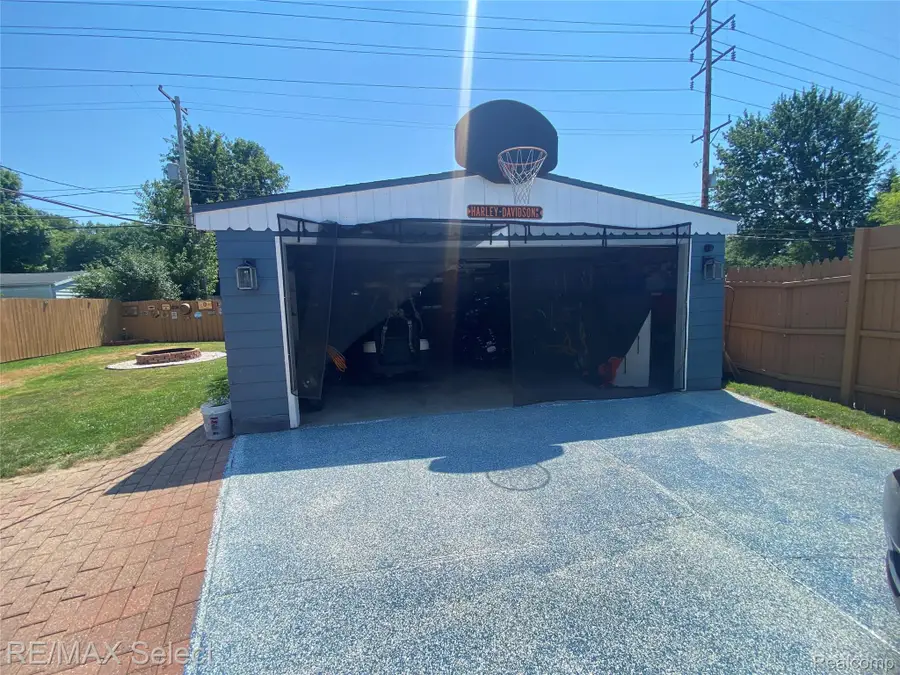 818 Mckeighan Avenue, Flint, MI 48507 - #3