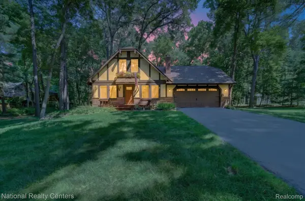 2501 E Nalone, Wixom, MI 48393