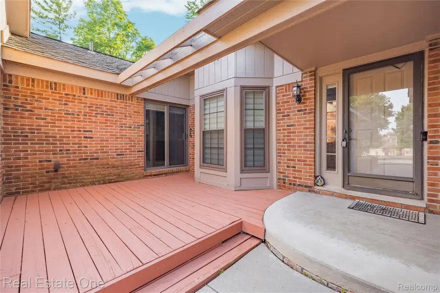 7332 Meadowridge Circle, West Bloomfield, MI 48322 - #2