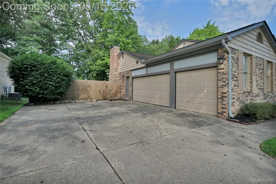 54359 Algonquin Drive, Utica, MI 48315 - #3
