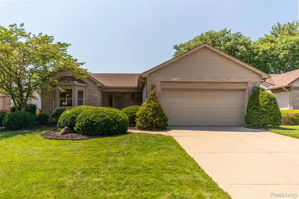 993 W Rose Avenue, GardenCity, MI 48135