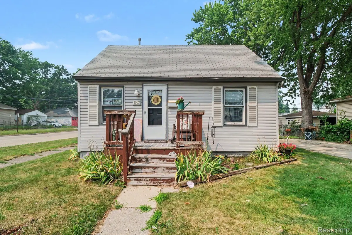 1107 E Hayes Avenue, Hazel Park, MI 48030 - #1
