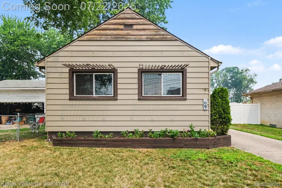 69 E Annabelle Avenue, Hazel Park, MI 48030 - #3