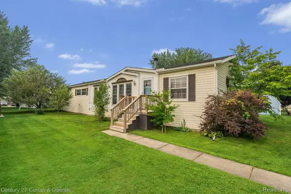 39253 Island Drive, NewBoston, MI 48164