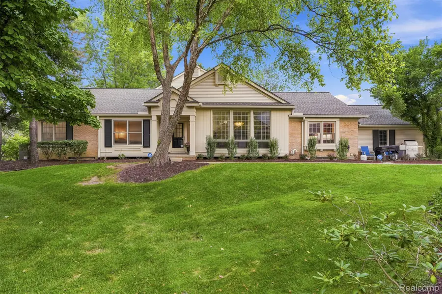 6012 Danbury Court, West Bloomfield, MI 48322 - #3