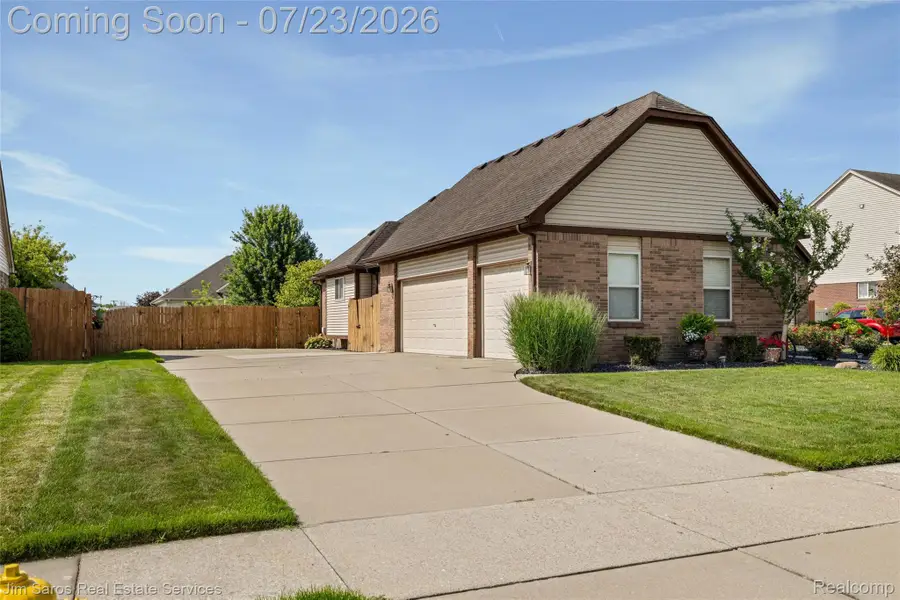 18500 Autumnwood Drive, Clinton Township, MI 48035 - #2