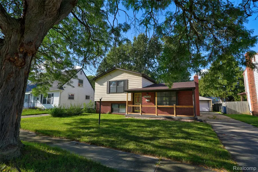 3709 Evergreen Parkway, Flint, MI 48503 - #2
