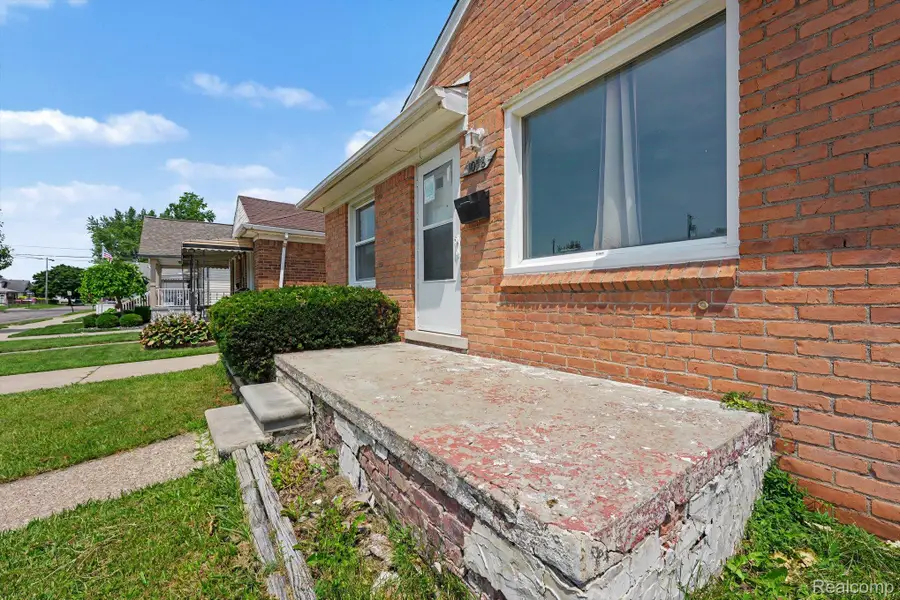 1058 Detroit Avenue, Lincoln Park, MI 48146 - #3