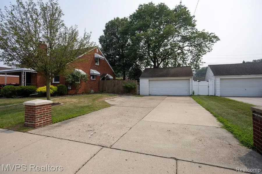 15490 Couzens Avenue, Eastpointe, MI 48021 - #3