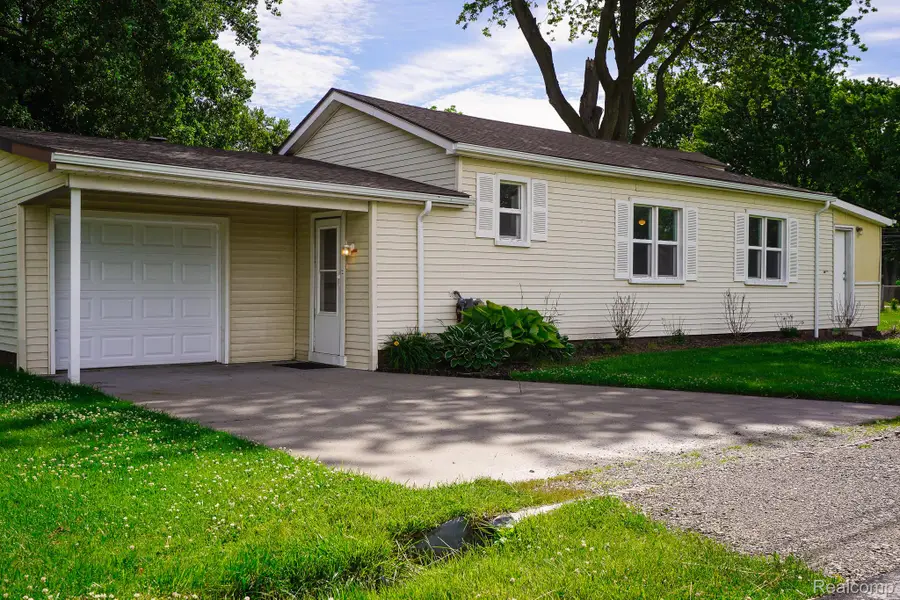 36807 Jefferson Avenue, Harrison Township, MI 48045 - #2
