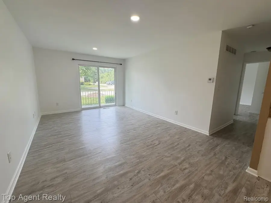 14211 Ivanhoe Drive, Sterling Heights, MI 48312 - #3