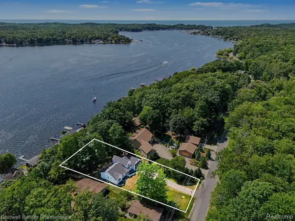 5253 W Lakeview Drive, Pentwater, MI 49449