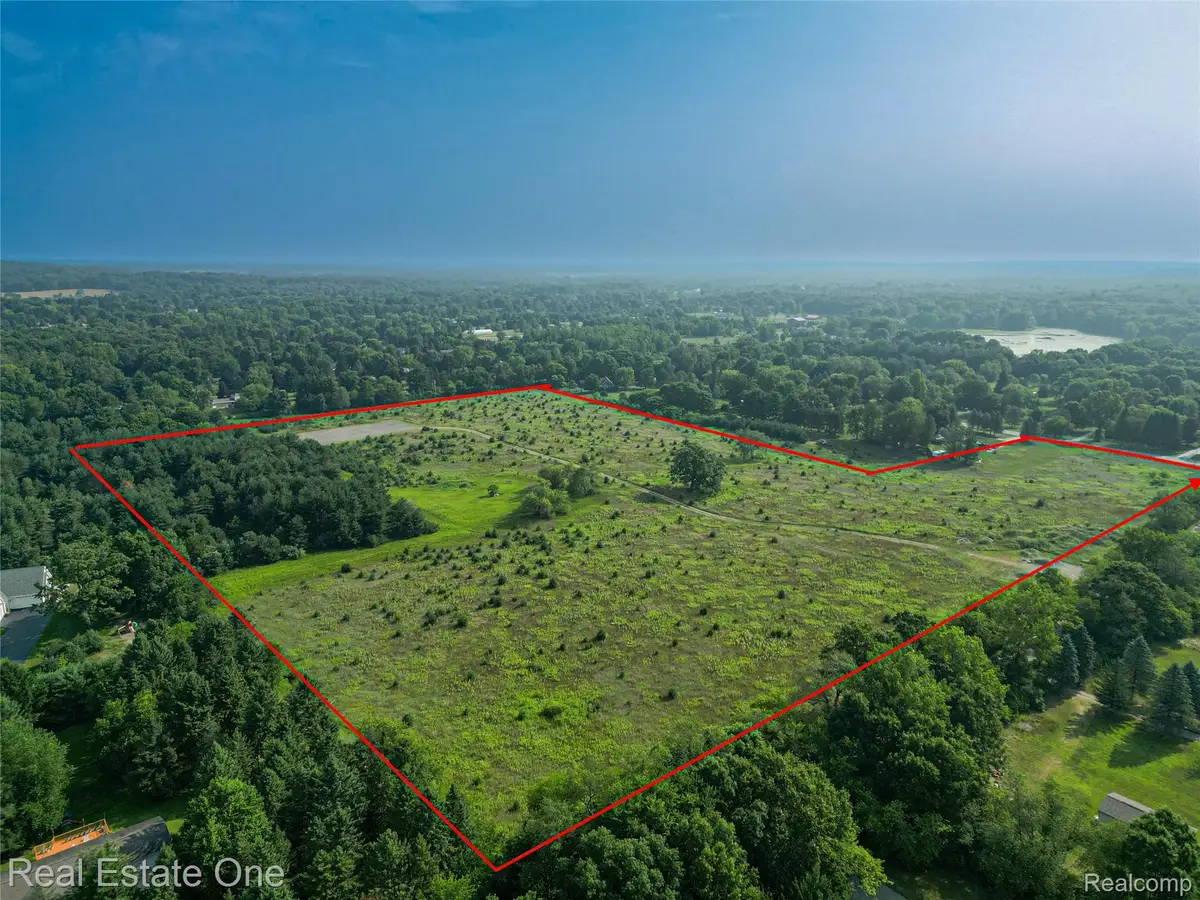 1915 N Hickory Ridge Road, Highland, MI 48357 - #1