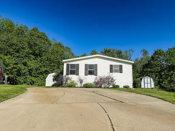 11600 Bay Drive, Fenton, MI 48430