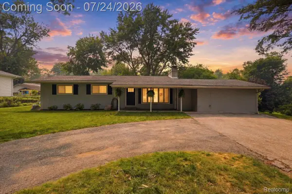 1052 Robinwood Avenue, Waterford, MI 48328