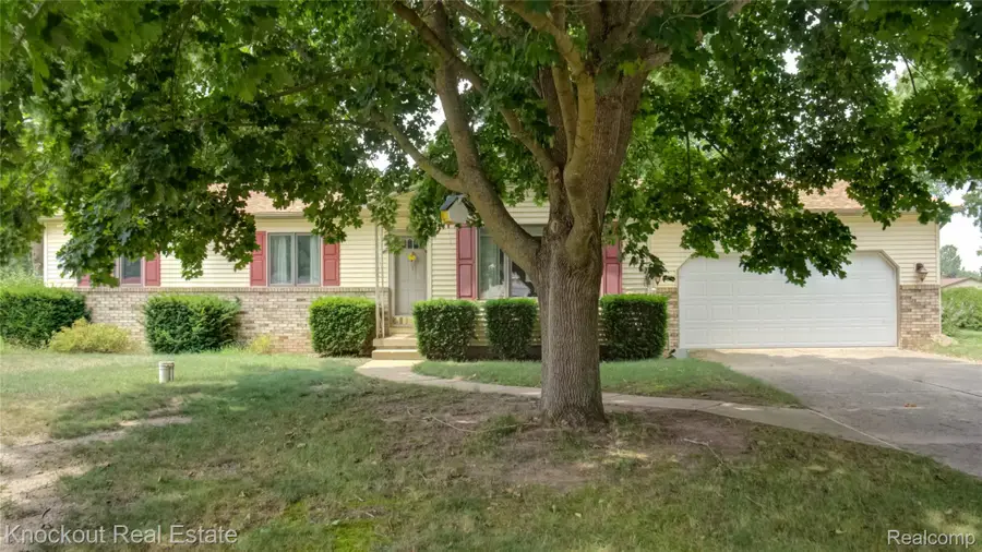 8555 Gallant Fox Trail, Flushing, MI 48433 - #2