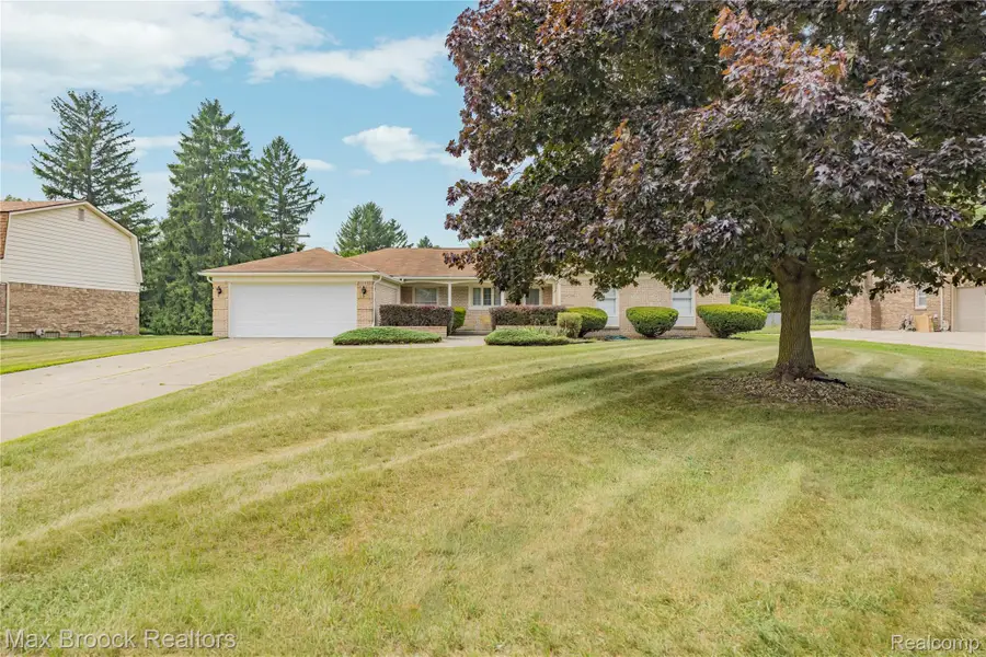 28977 Lake Park Dr. Drive, Farmington, MI 48331 - #2