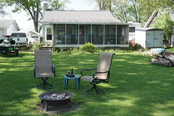 11853 Patterson Lake Dr, Pinckney, MI 48169