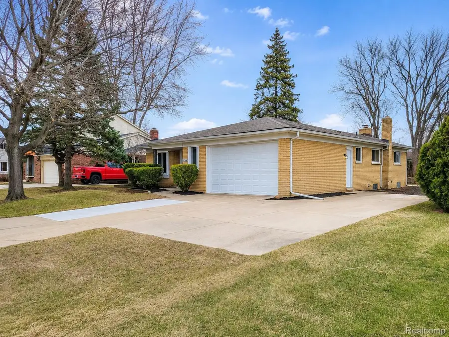 39284 Sunderland Drive, Clinton, MI 48038 - #2