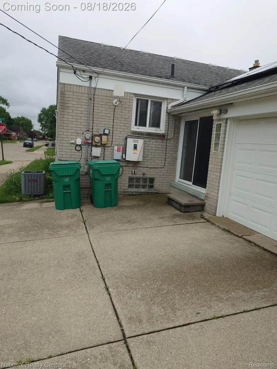 18131 Oak Avenue, Eastpointe, MI 48021 - #2