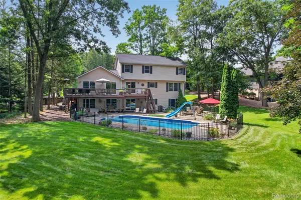 7665 Towering Pines Drive, Brighton, MI 48116