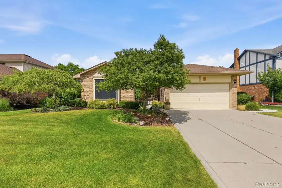 39202 Lorien Drive, Sterling Heights, MI 48313 - #2