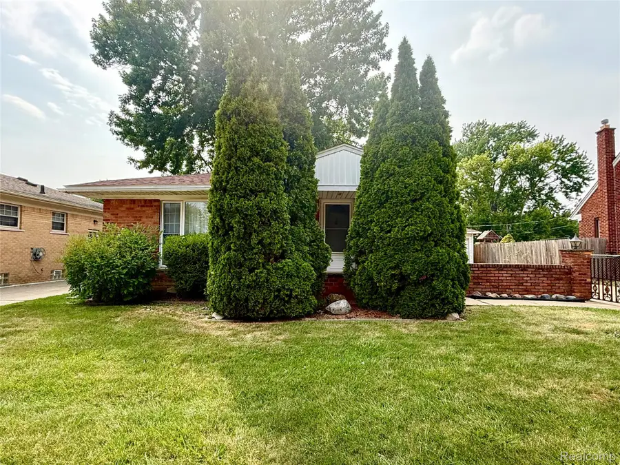 24255 Flower Avenue, Eastpointe, MI 48021 - #2