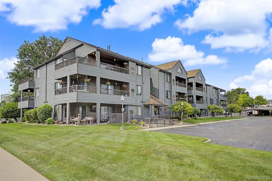 2445 Riverside Drive #304, Trenton, MI 48183 - #3