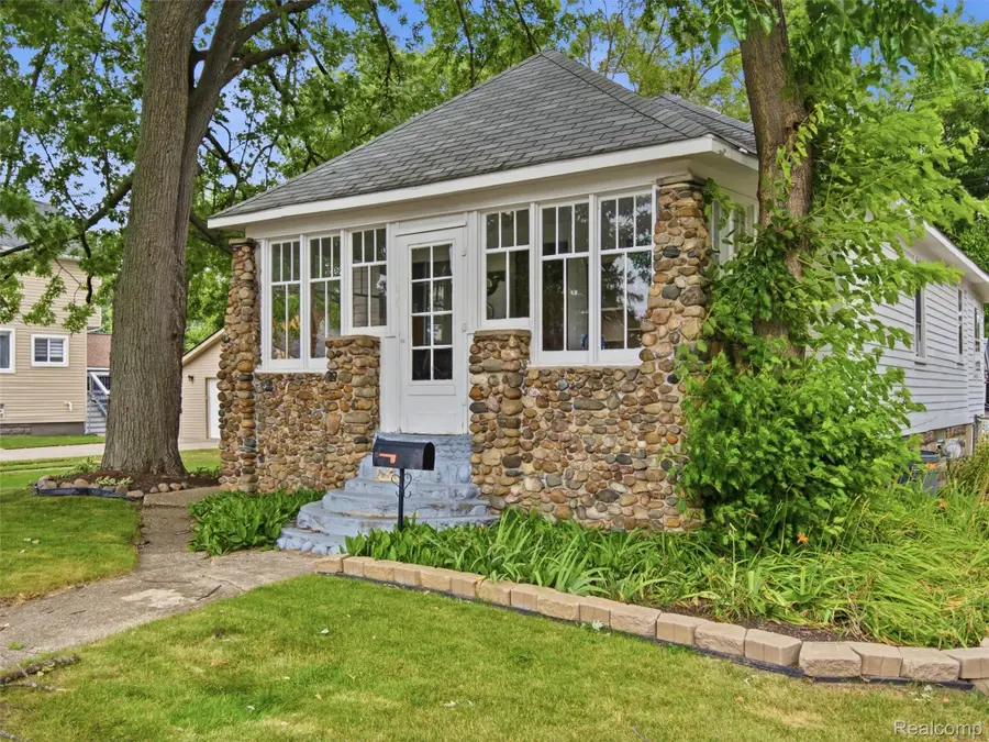 305 Renshaw Avenue, Clawson, MI 48017 - #2
