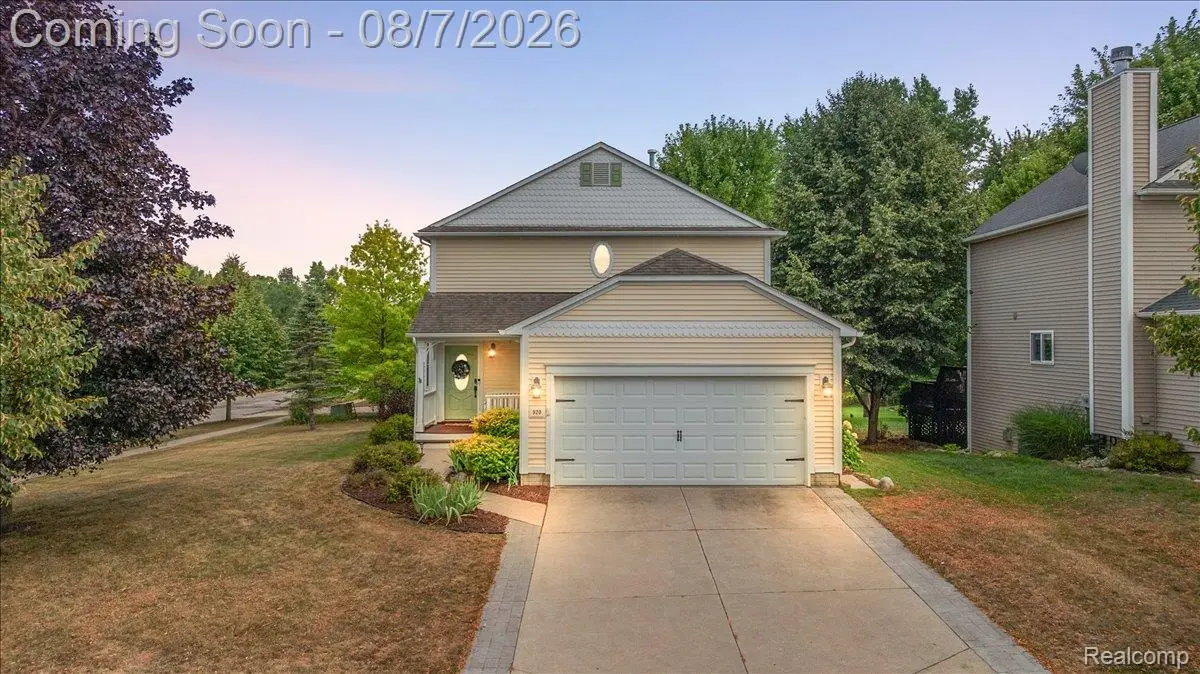 920 E Caroline Street, Fenton, MI 48430 - #1