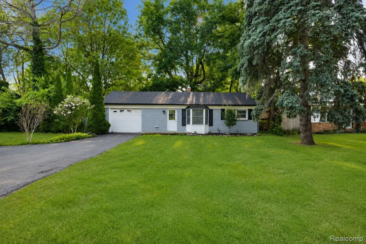 648 S Cass Lake Road, Waterford, MI 48328 - #1