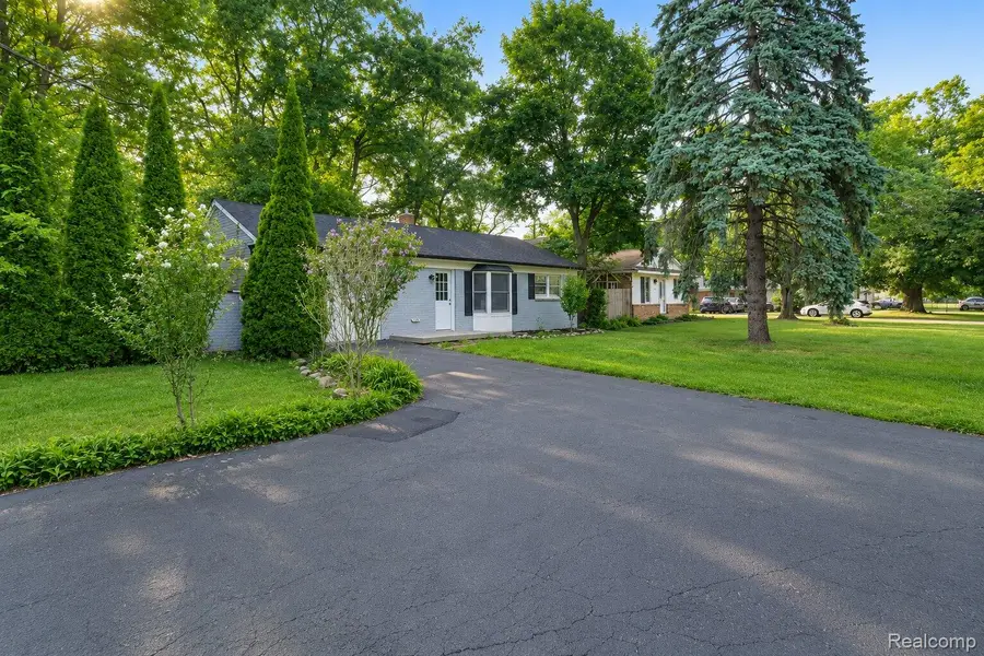 648 S Cass Lake Road, Waterford, MI 48328 - #3