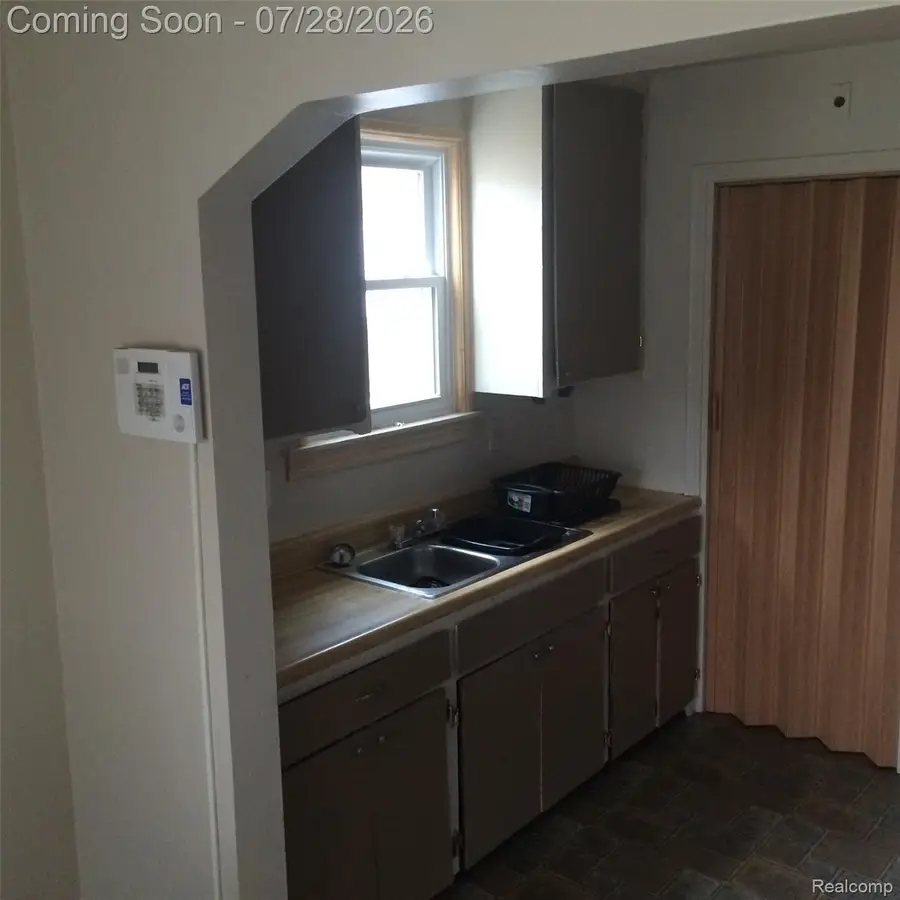 422 W Elza Avenue, Hazel Park, MI 48030 - #2