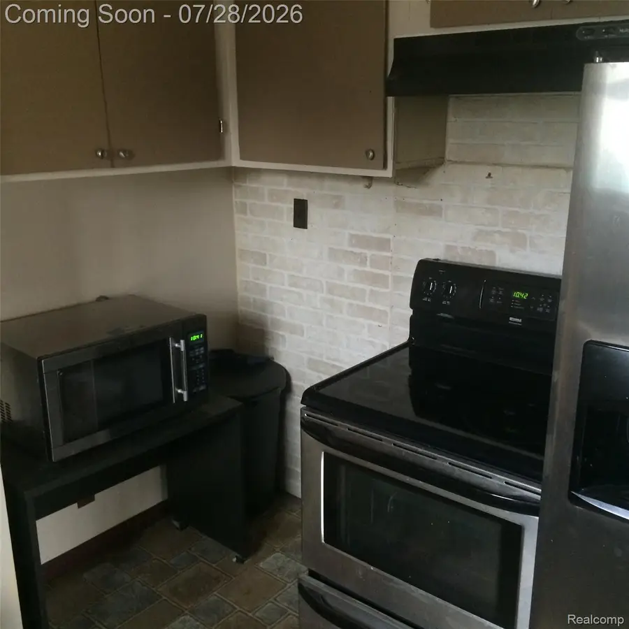 422 W Elza Avenue, Hazel Park, MI 48030 - #3