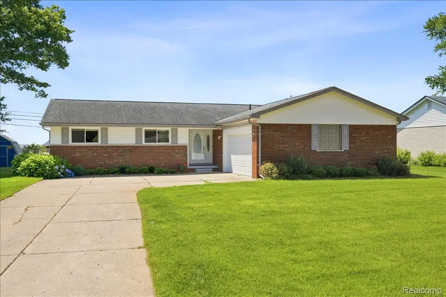 3370 Sandy Creek Drive, Utica, MI 48316 - #2