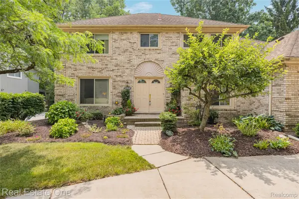 33615 Heritage Hills Drive, Farmington, MI 48331
