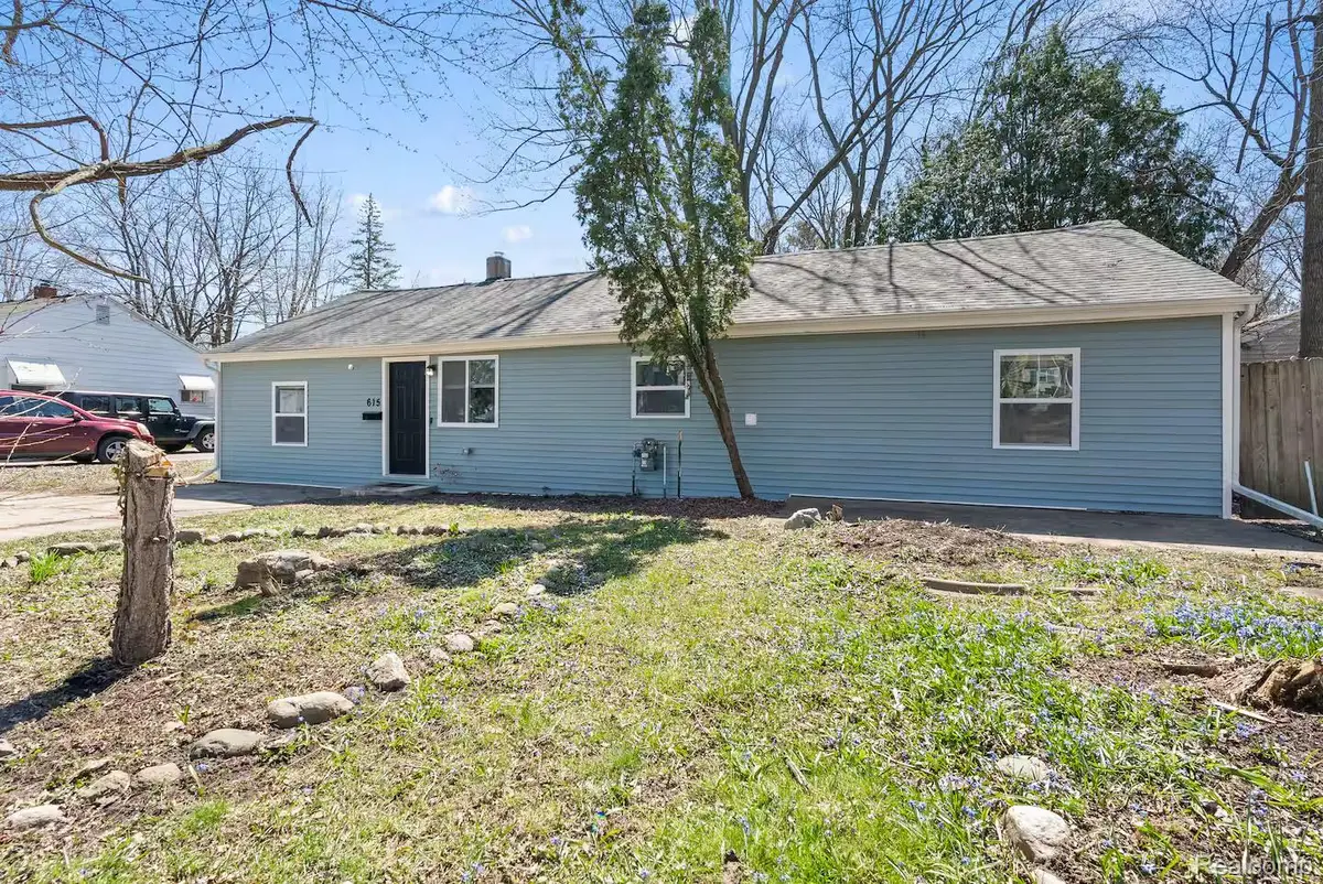 615 W Hodge Avenue, Lansing, MI 48910 - #1