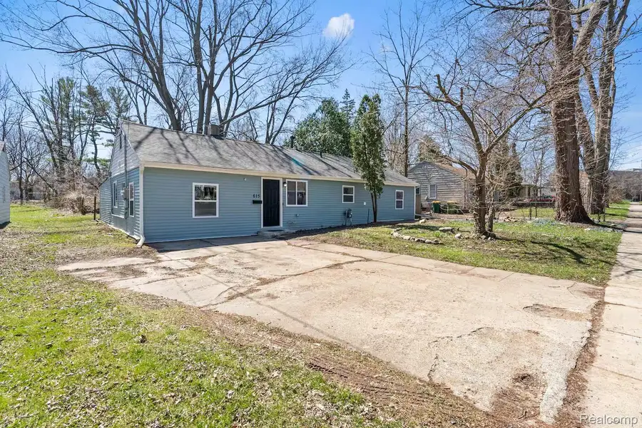 615 W Hodge Avenue, Lansing, MI 48910 - #2